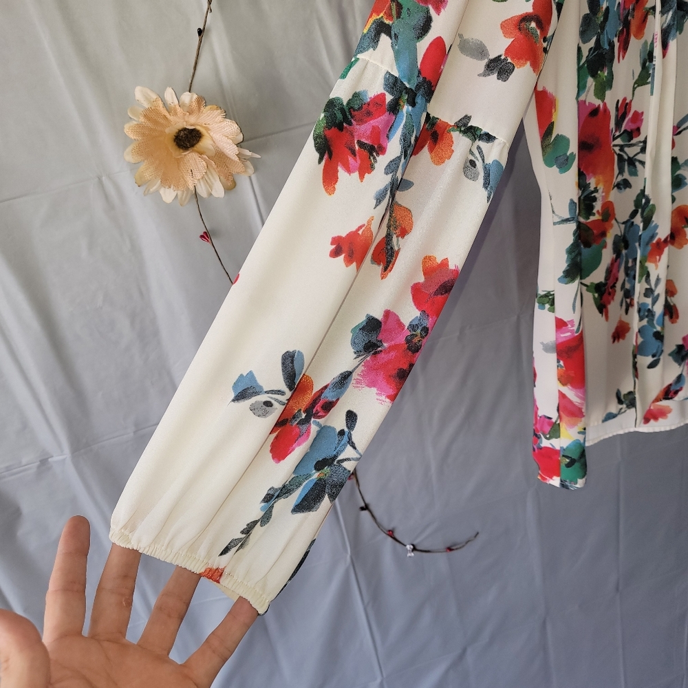 Flower Blouse - Picture 3 of 7